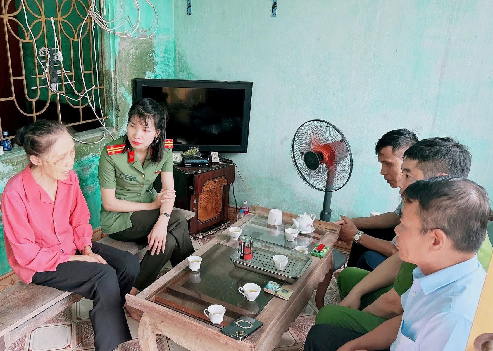 Công an phường Hưng Đạo thăm hỏi, sẻ chia với công dân có hoàn cảnh khó khăn